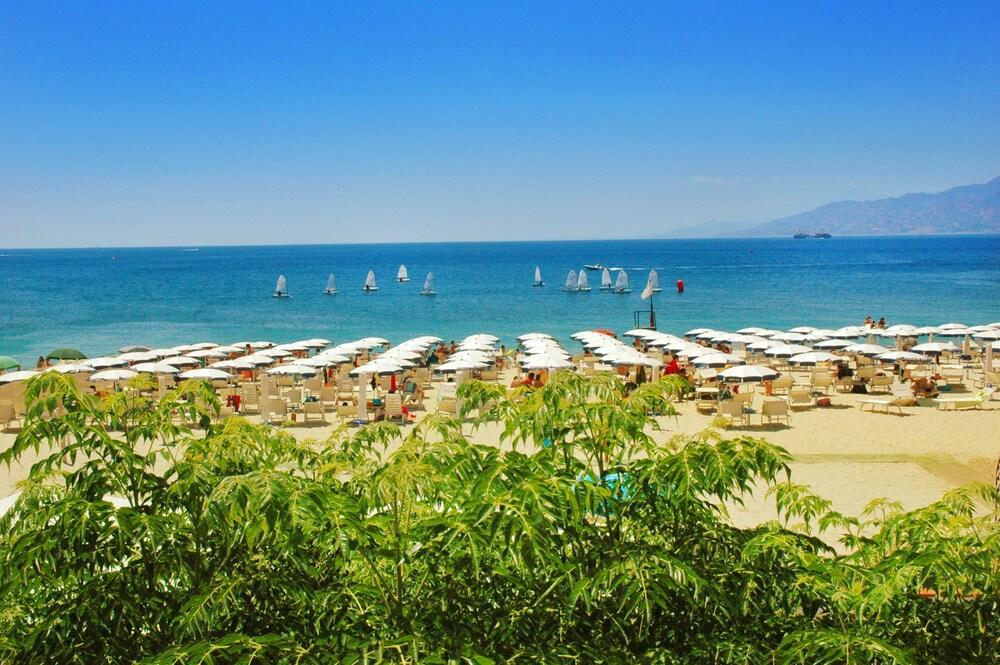 Regent Beach Hotel & Apartments Reggio di Calabria Exteriör bild